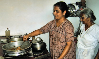 Indische Frauen kochen Essen